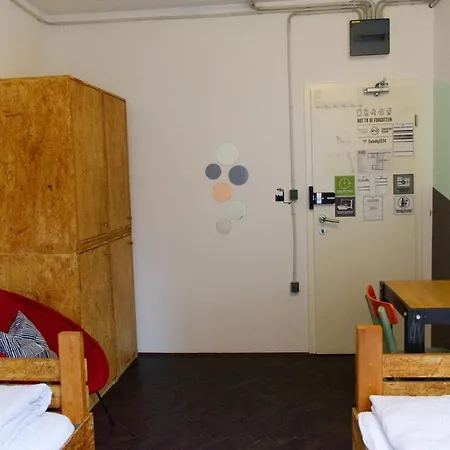 Swanky Hostel *