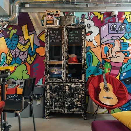Swanky Hostel *